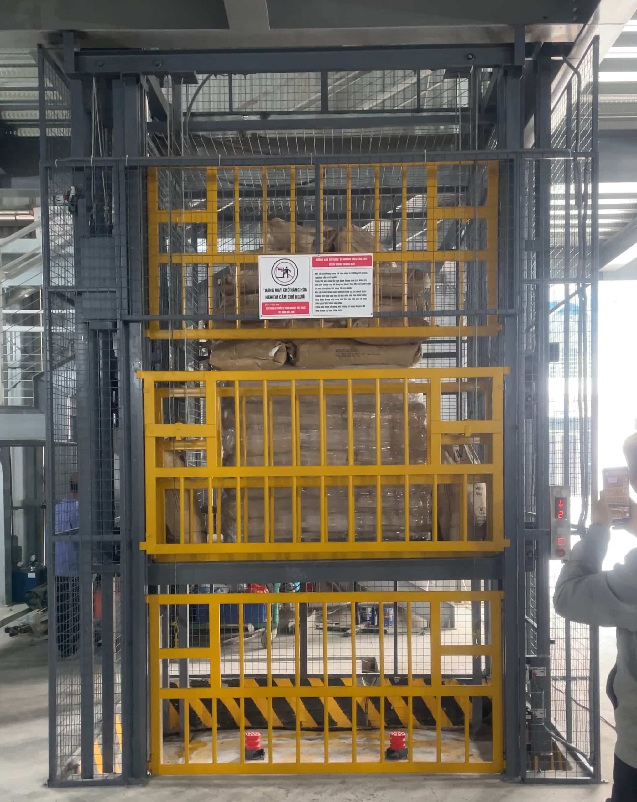 Tìm hiểu nguyên lý hoạt động của thang nâng hàng thủy lực