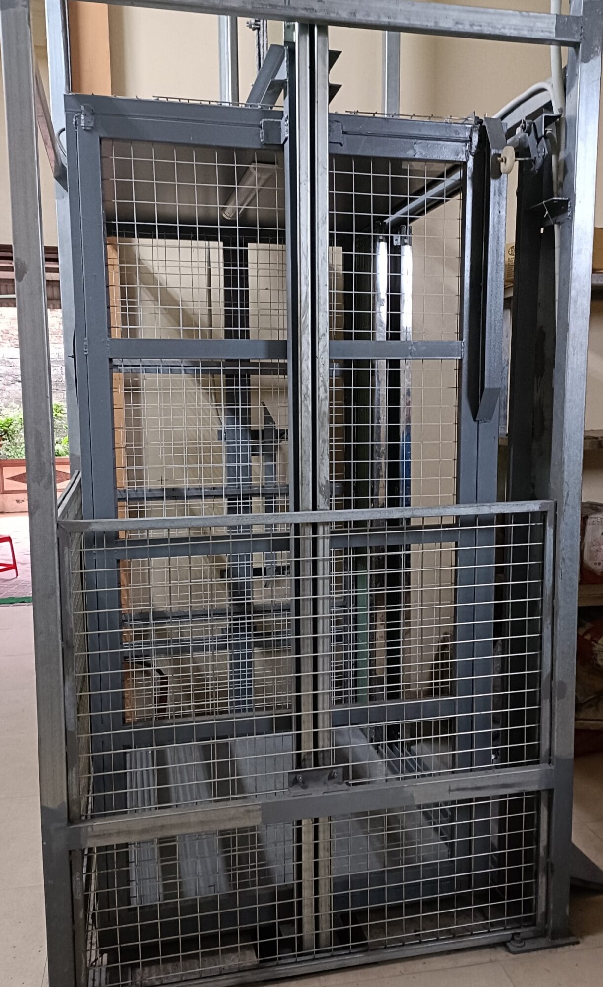 Thang máy tải hàng trong công nghiệp
