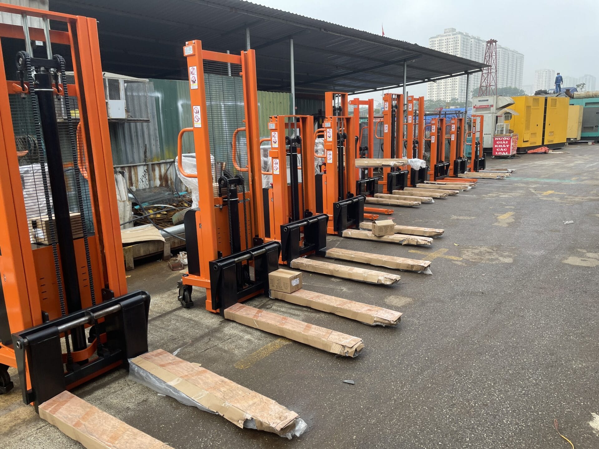 xe nâng bán tự động