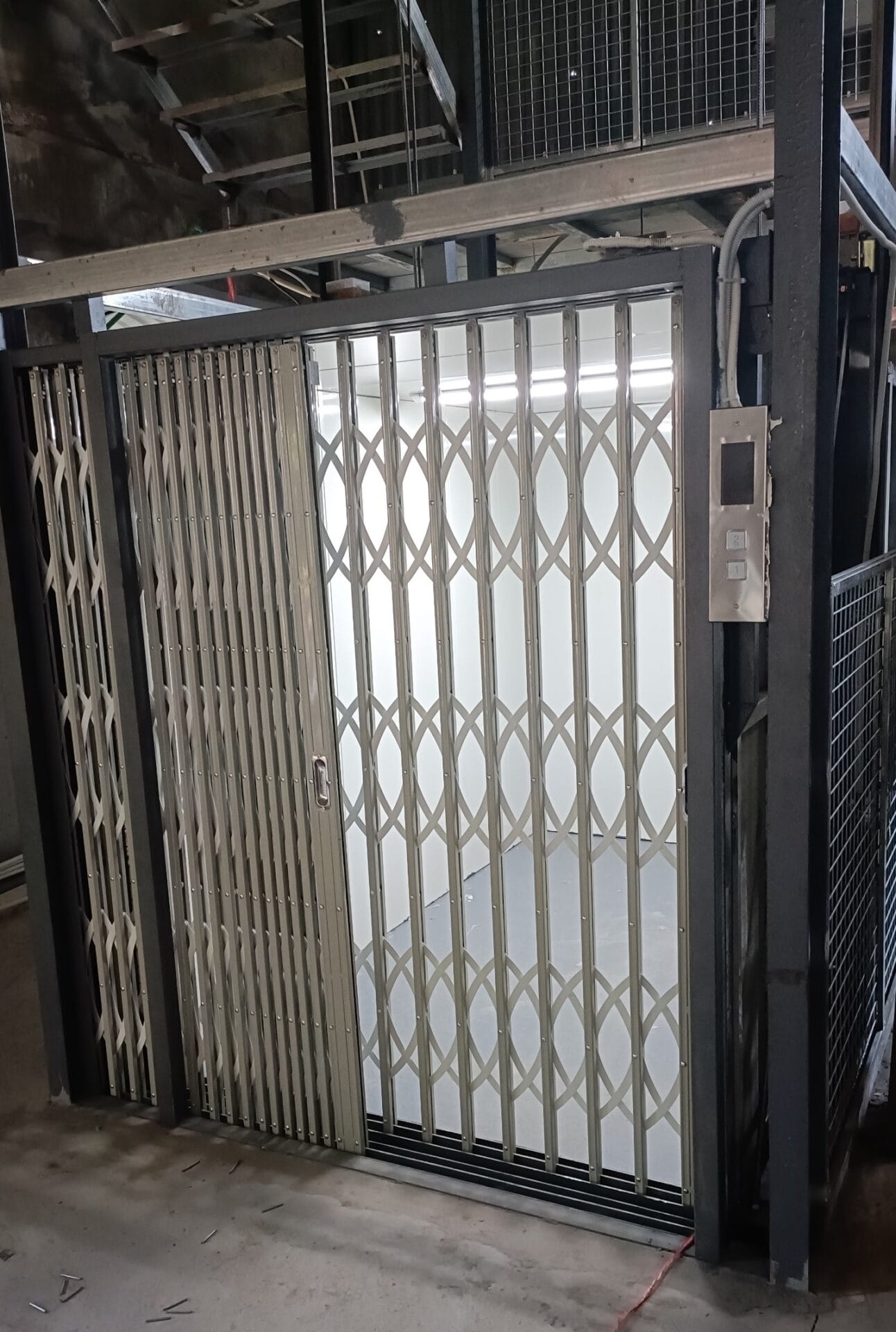 Đánh giá ưu nhược điểm của thang tời hàng 500kg 2 Thang tời hàng 500kg