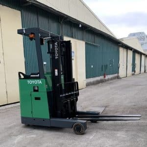 xe nâng cũ điện đứng lái