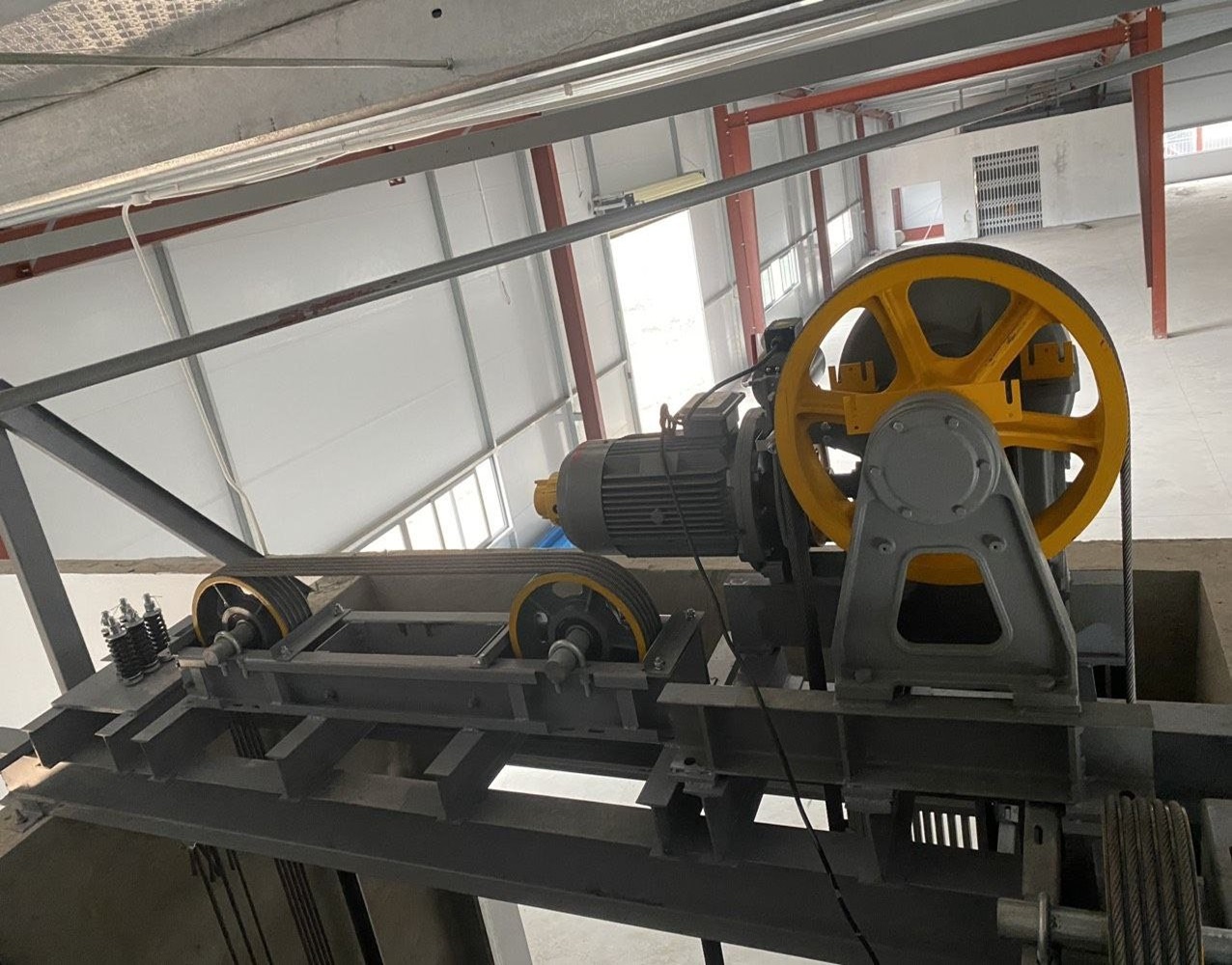 Thang máy nâng hàng bằng tời kéo
