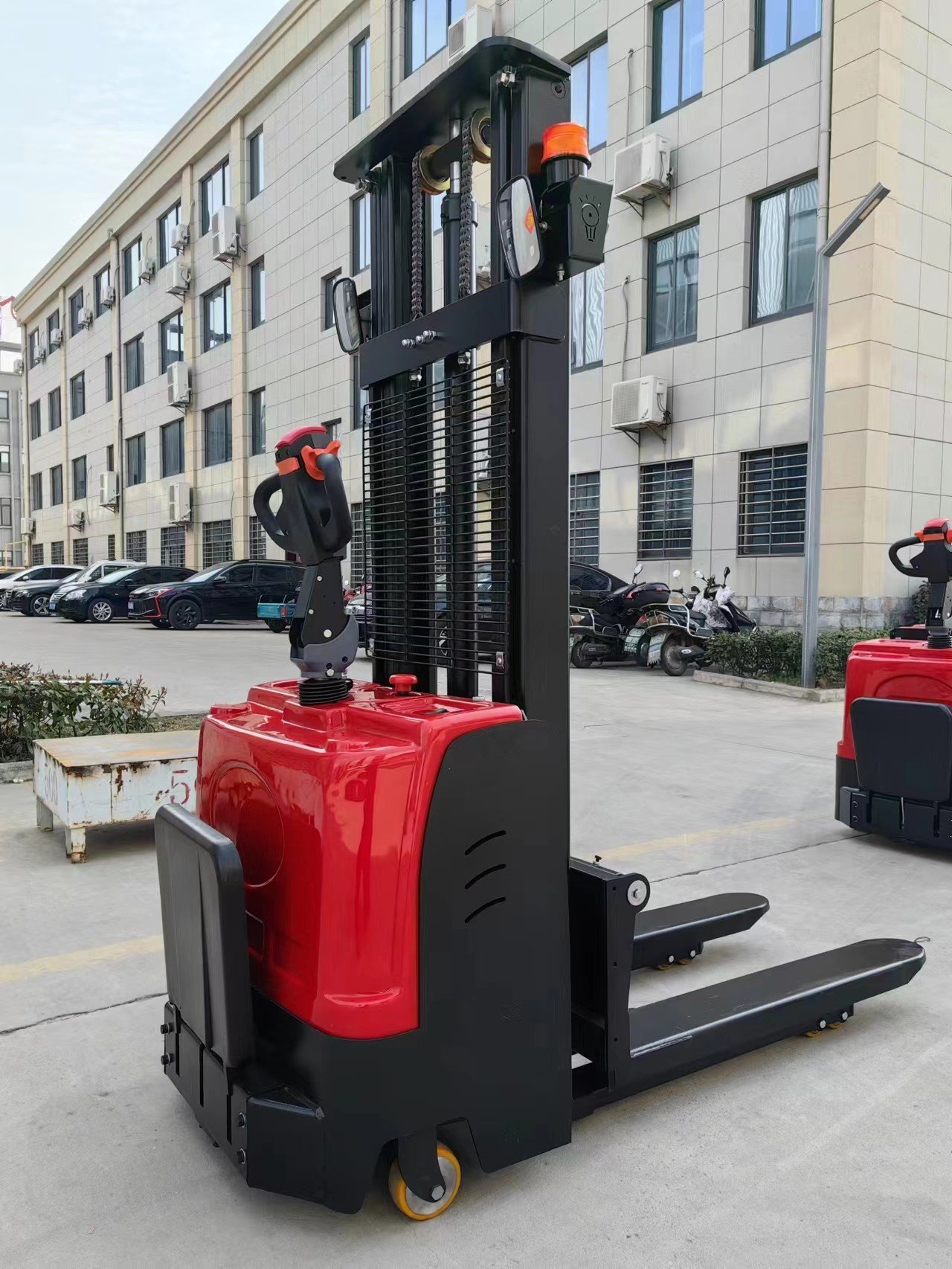 xe nâng điện lithium