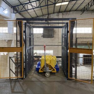 thang nâng xe máy điện trong cửa hàng