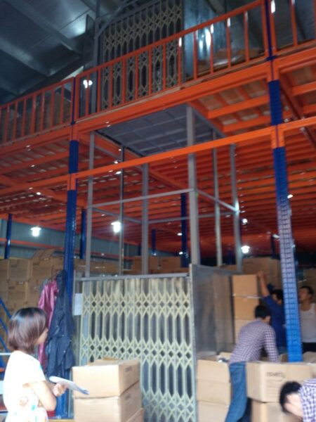 thang tải hàng thủy lực