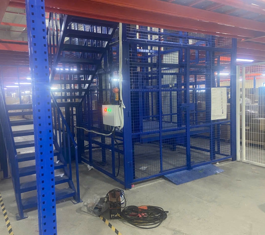 Thang nâng hàng nhập khẩu 1