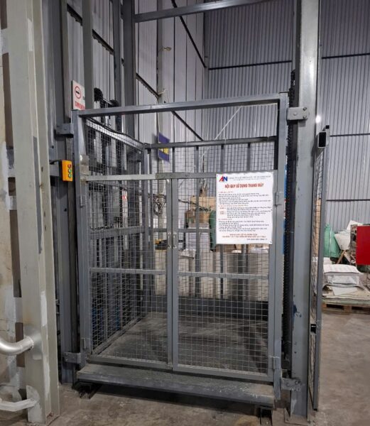 bàn giao thang tải hàng thủy lực 2000kg