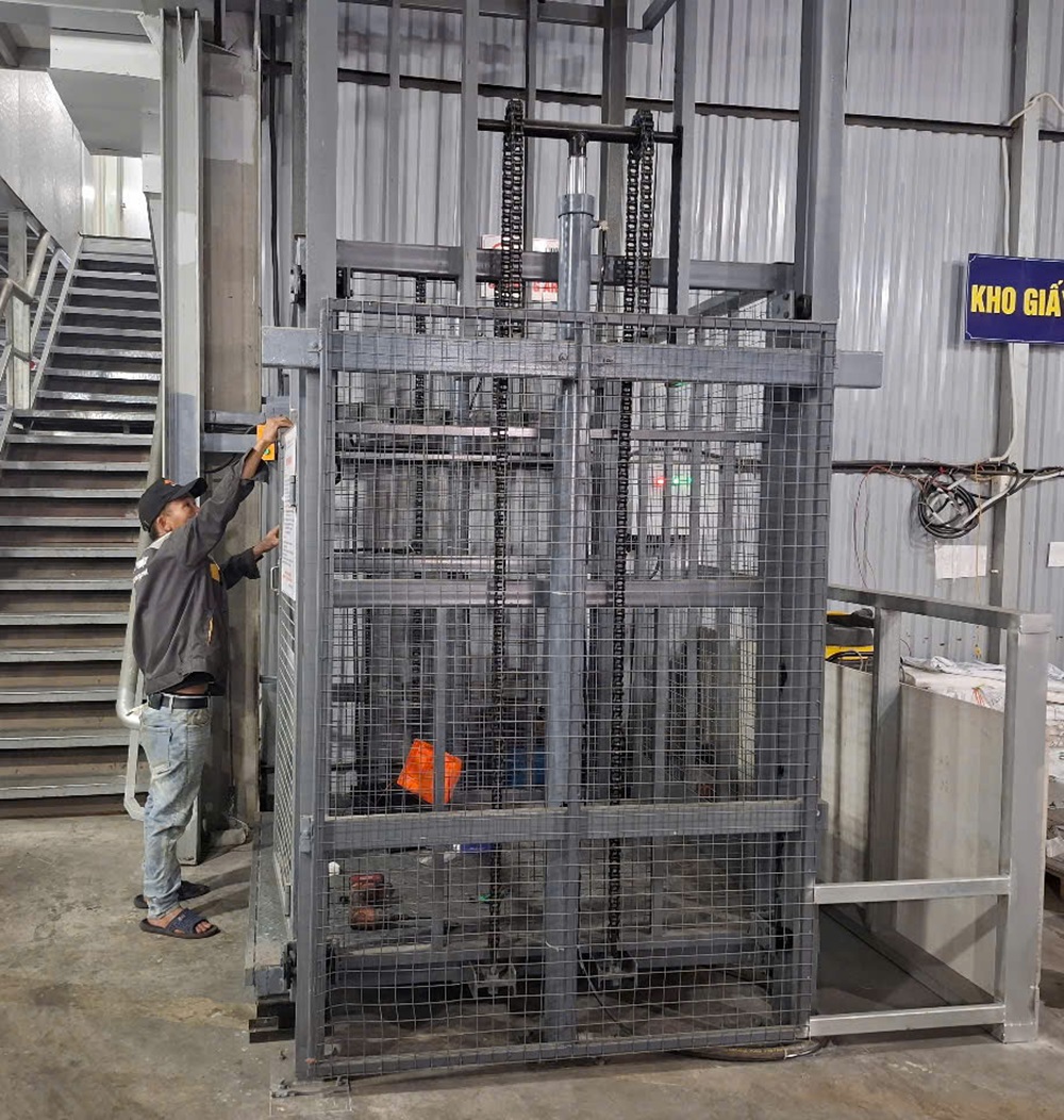 Đầu tư thang nâng hàng nhập khẩu cho kho hàng 5 Đầu tư thang nâng hàng