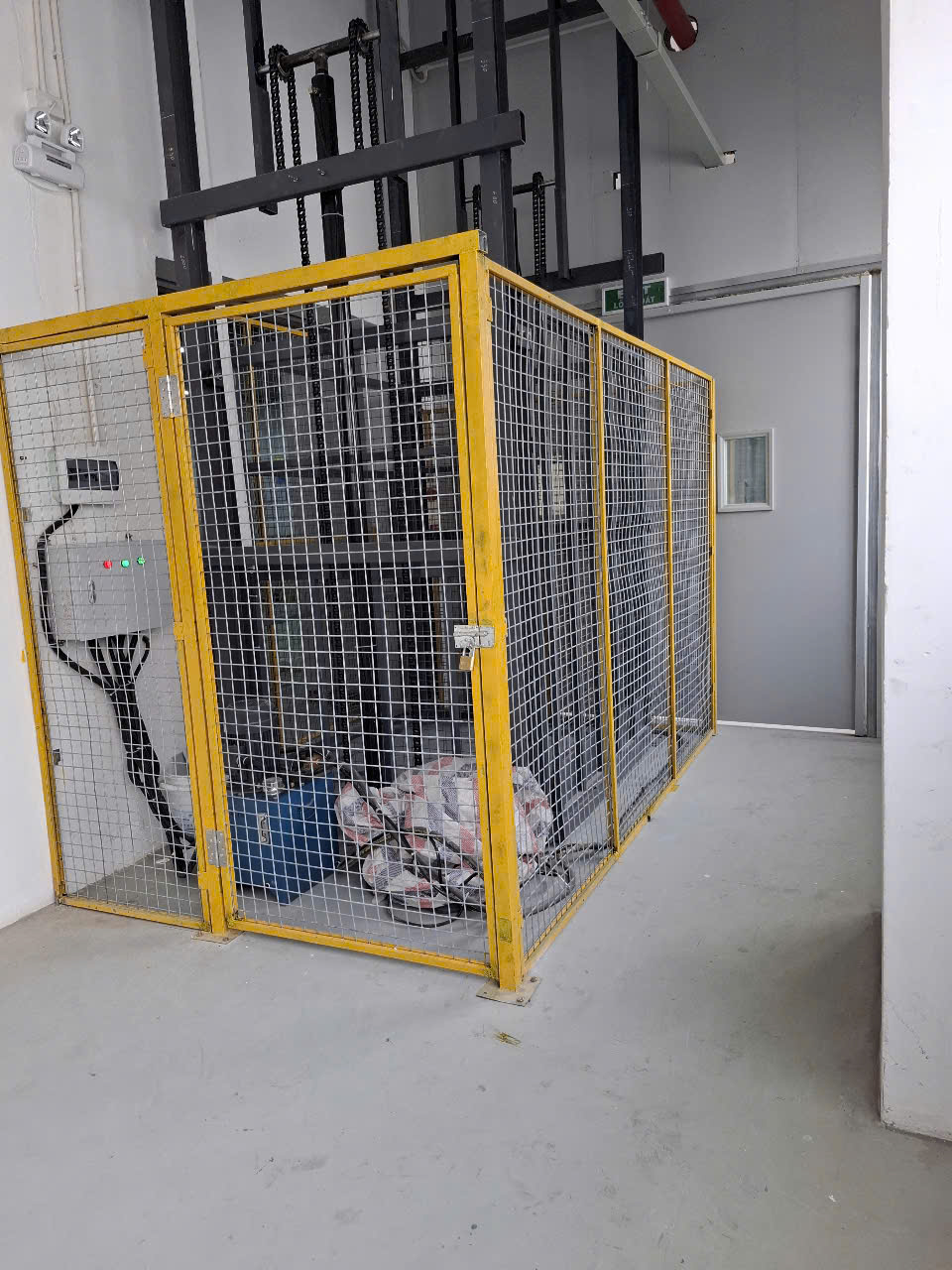 Đầu tư thang nâng hàng nhập khẩu cho kho hàng 8 Đầu tư thang nâng hàng