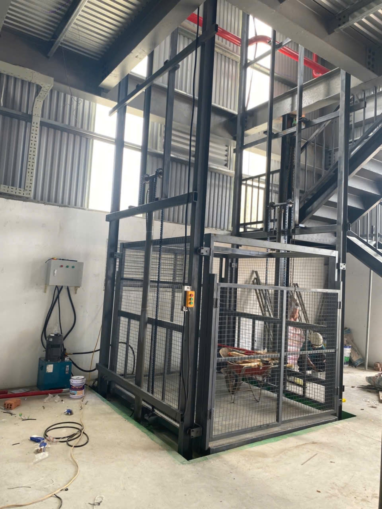 thang nâng hàng 4 tấn nhập khẩu thang nâng hàng 4 tấn nhập khẩu