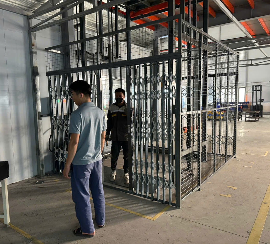 thang nâng hàng 1000kg nhập khẩu