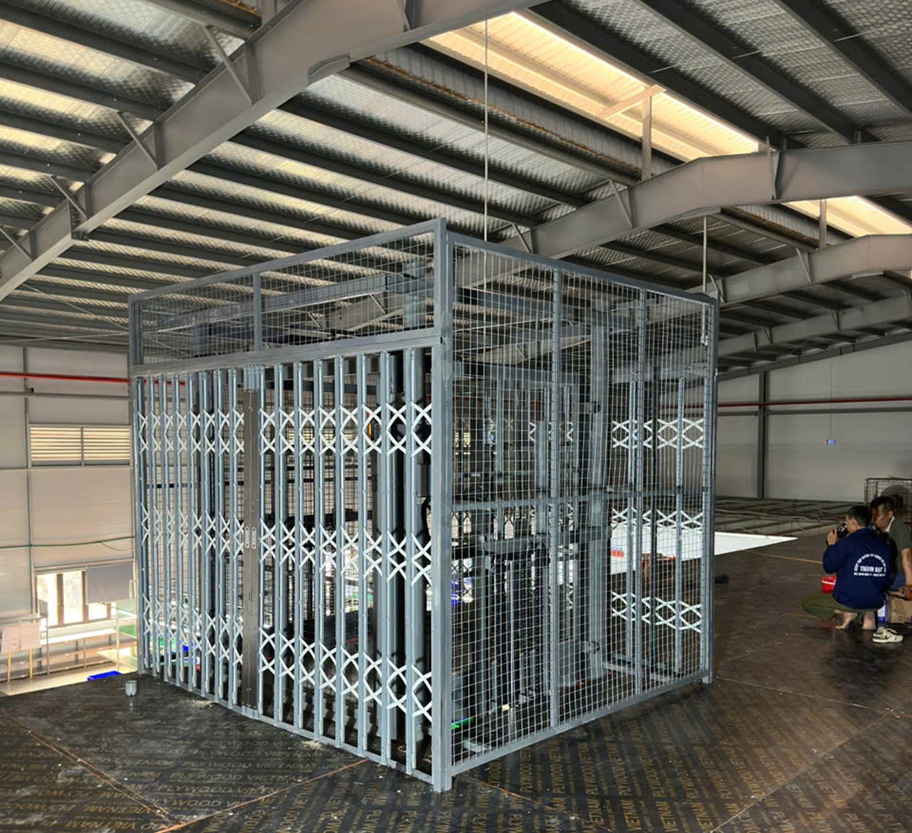 thang nâng hàng 1000kg nhập khẩu