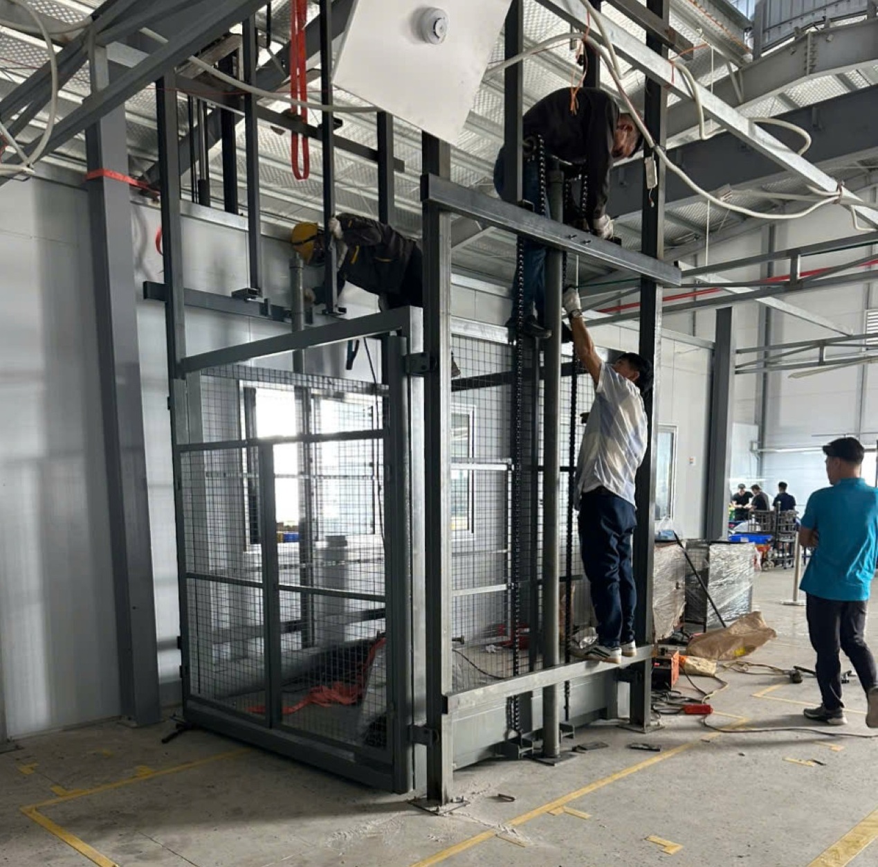 Thang Nâng Hàng 4 Tấn Nhập Khẩu | Lắp Đặt Trọn Gói Trong 7 Ngày 2 thang nâng hàng 4 tấn nhập khẩu (2)