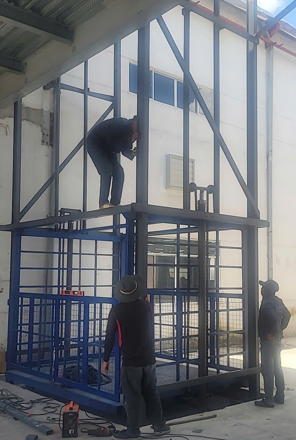 Thang nâng hàng 3500kg [3.5 tấn]