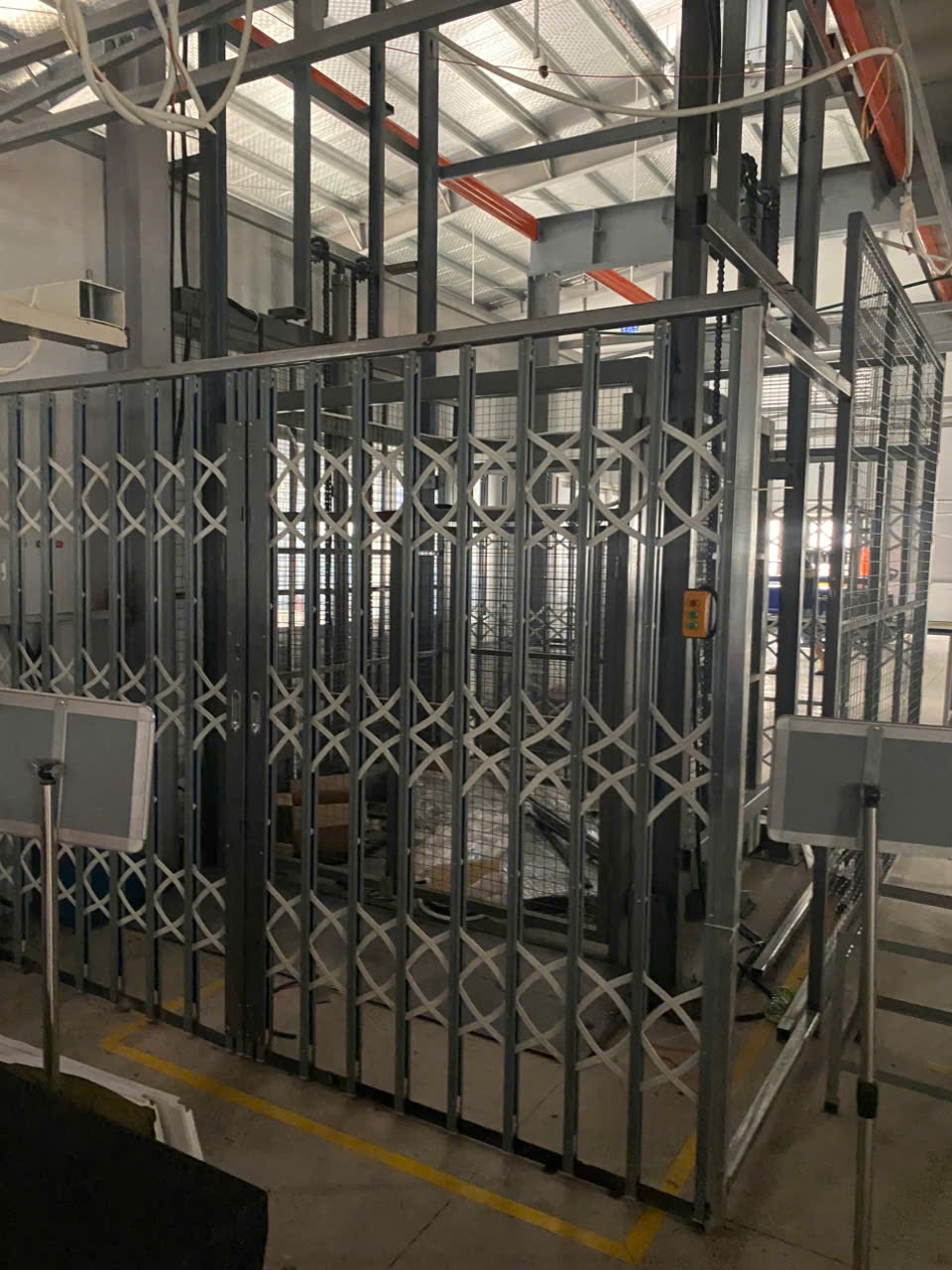 thang nâng hàng thủy lực 1500kg